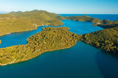 Hırvatistan 'ın Benedikt manastırı ile Mljet Adası' ndaki deniz tuz göllerinin hava manzarası