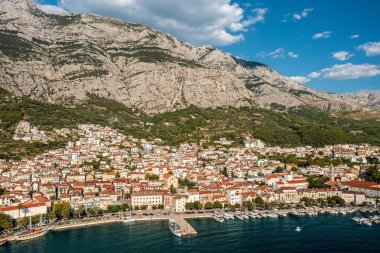 Biokovo dağının altındaki Makarska kasabasının havadan görünüşü, Adriyatik Denizi, Hırvatistan