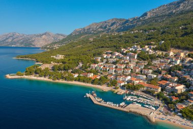 Biokovo dağının altındaki Gradac kasabasının havadan görünüşü, Adriyatik Denizi, Hırvatistan