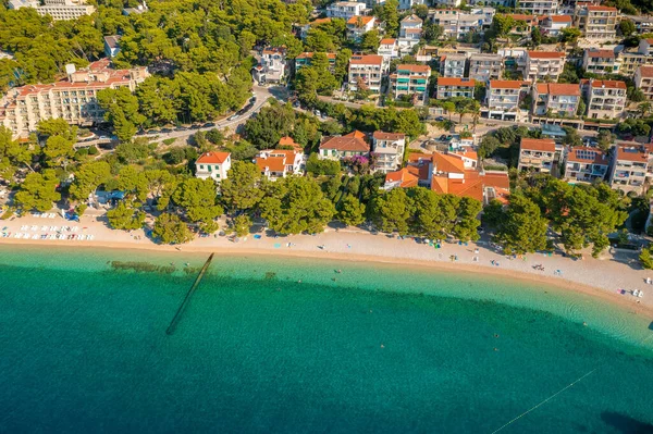 Vista Aérea Cidade Gradac Abaixo Montanha Biokovo Mar Adriático Croácia — Fotografia de Stock