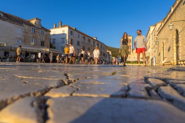 Hırvatistan 'ın eski Hvar kentinde turistler