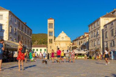 Hırvatistan 'ın eski Hvar kentinde turistler