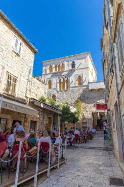 Hırvatistan 'ın eski Hvar kentinde turistler