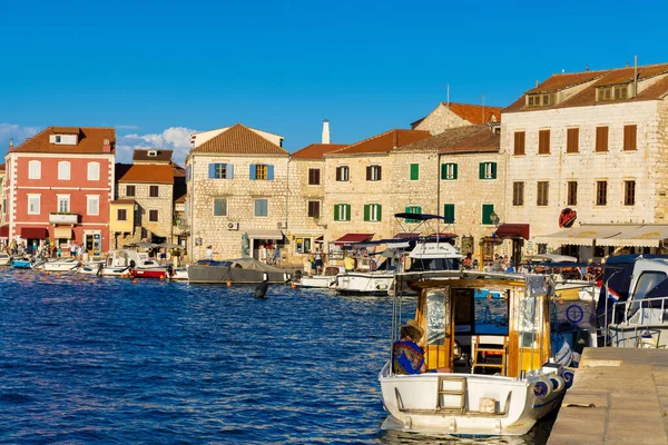 Hırvatistan 'ın Hvar adasındaki Stari Grad kasabasındaki liman ve kıyı şeridi