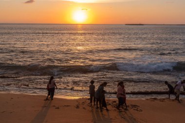 Colombo, Sri Lanka, 11-20-2025: İnsanlar gün batımında Colombo sahilinin keyfini çıkarıyorlar, Sri Lanka