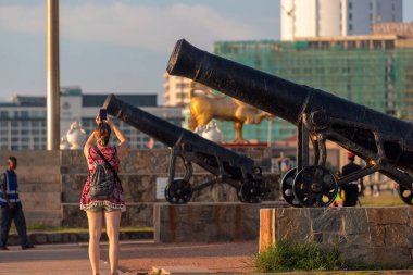 İnsanlar akşamları Colombo sahilinde dinleniyor, Sri Lanka.