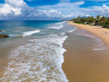 Altın kum ve turkuaz dalgalı Hikkaduwa Sahili, Sri Lanka