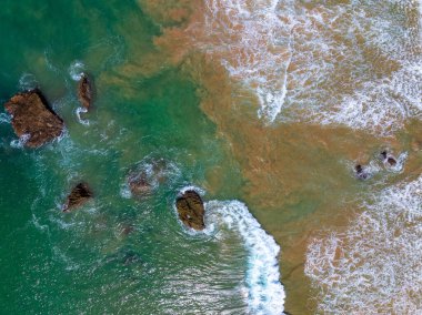 Hikkaduwa 'nın kıyılarını kayalar ve turkuaz dalgalarla gösteren hava manzarası, Sri Lanka