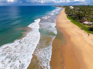 Altın kum ve turkuaz dalgalı Hikkaduwa Sahili, Sri Lanka
