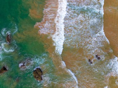 Hikkaduwa 'nın kıyılarını kayalar ve turkuaz dalgalarla gösteren hava manzarası, Sri Lanka