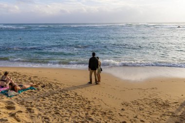 Öğleden sonra Mirissa, Sri Lanka 'da kumsalda bir çift.