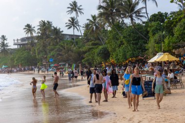 Öğleden sonra Sri Lanka 'da, Mirissa' da kumsaldaki insanlar.
