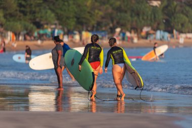 Öğleden sonra Weligama, Sri Lanka 'da halk plajı.