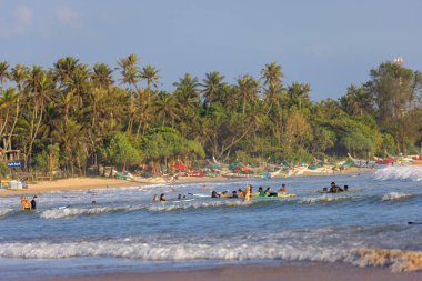 Öğleden sonra Weligama, Sri Lanka 'da halk plajı.