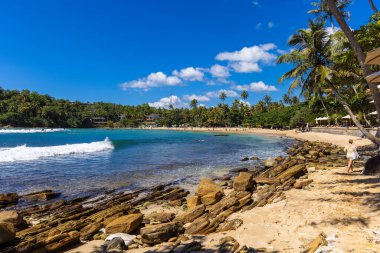 Güneşli bir günde Hiriketiya, Sri Lanka 'da Halk Plajı