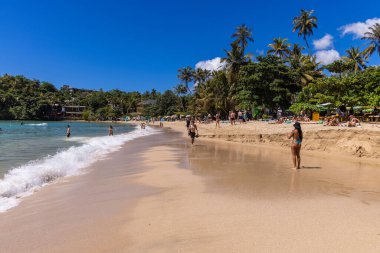 Güneşli bir günde Hiriketiya, Sri Lanka 'da kalabalık bir halk plajı