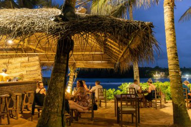 Hiriketiya, Sri Lanka 'daki Dusk sahilindeki barda.