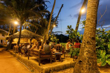 Hiriketiya, Sri Lanka 'daki Dusk sahilindeki barda.