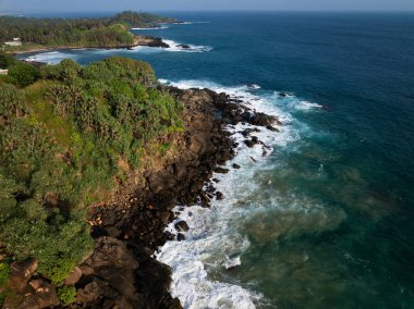 Sunset, Sri Lanka 'da Talalla Sahili' nde Yürüyen Genç Kadın