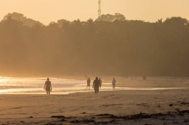 İnsanlar Sandy Talalla Sahilinde Altın Gece Işığında Yürüyor, Sri Lanka