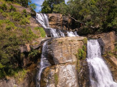 Yukarı Diyaluma Şelale Şelalelerinin Dik Kaya Yüzeyinden Aşağı Akan Hava Görüntüsü, Sri Lankax