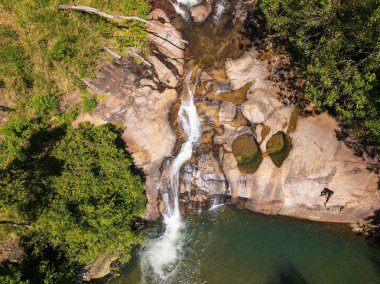 Yukarı Diyaluma Şelale Şelalelerinin Dik Kaya Yüzeyinden Aşağı Akan Hava Görüntüsü, Sri Lankax