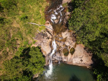 Yukarı Diyaluma Şelale Şelalelerinin Dik Kaya Yüzeyinden Aşağı Akan Hava Görüntüsü, Sri Lankax