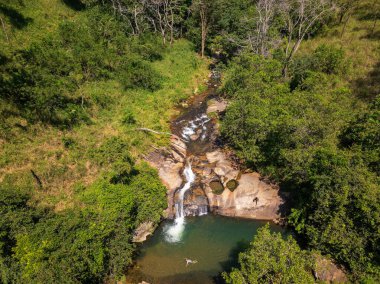 Yukarı Diyaluma Şelale Şelalelerinin Dik Kaya Yüzeyinden Aşağı Akan Hava Görüntüsü, Sri Lankax