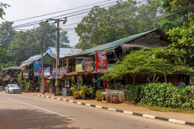 Sigiriya, Sri Lanka 'da Dükkan ve Kafelerle Sokak Sahnesi