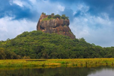 Sigirya Aslan Kayası Bir Göle Yansıtılıyor, Sri Lanka