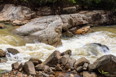 Güçlü Bomburu Ella Şelalesi Lush Tropikal Ormanı, Sri Lanka 'da Karanlık Kaya Üstünde Şelale
