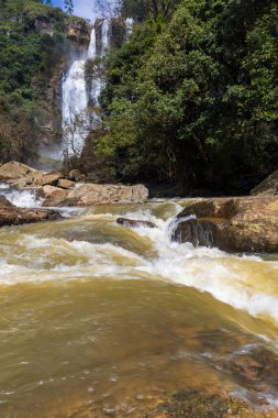 Güçlü Bomburu Ella Şelalesi Lush Tropikal Ormanı, Sri Lanka 'da Karanlık Kaya Üstünde Şelale
