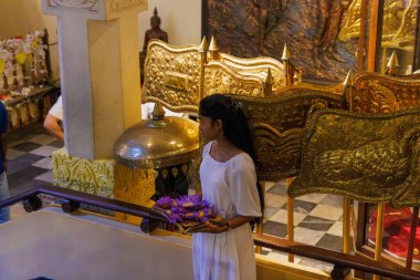 Kutsal diş kalıntısı tapınağındaki hacılar ve turistler (Sri Dalada Maligawa), Kandy, Sri Lanka