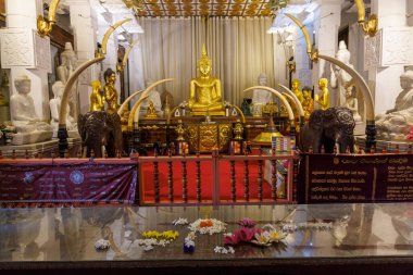 Kutsal diş kalıntıları tapınağının iç avlusu (Sri Dalada Maligawa), Kandy, Sri Lanka