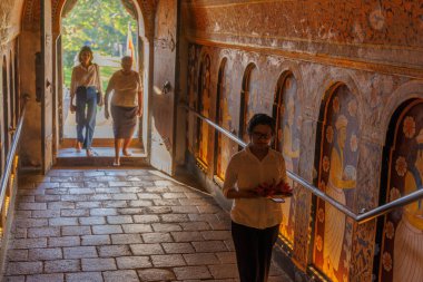 Kutsal diş kalıntısı tapınağındaki hacılar ve turistler (Sri Dalada Maligawa), Kandy, Sri Lanka