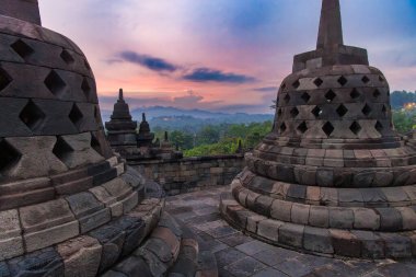 Endonezya, Sunrise 'daki Borobudur Tapınağı' nın Taş Çıkarımları
