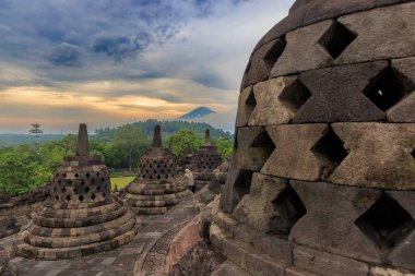 Endonezya, Sunrise 'daki Borobudur Tapınağı' nın Taş Çıkarımları