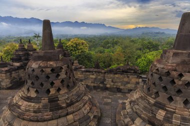 Endonezya, Sunrise 'daki Borobudur Tapınağı' nın Taş Çıkarımları