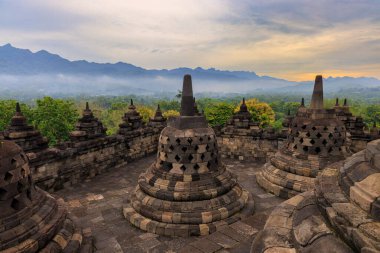 Endonezya, Sunrise 'daki Borobudur Tapınağı' nın Taş Çıkarımları