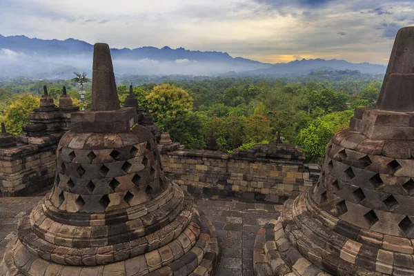 Endonezya, Sunrise 'daki Borobudur Tapınağı' nın Taş Çıkarımları