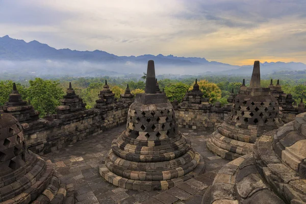 Endonezya, Sunrise 'daki Borobudur Tapınağı' nın Taş Çıkarımları