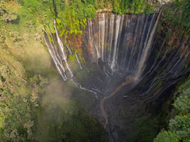 Tumpak Sewu Şelalesinin yukarıdan aşağı hava görüntüsü Lush Tropikal Ormanı, Endonezya