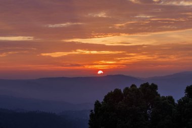 Endonezya, Bali 'de Altın Gün Batımı Dağ Siluetleri