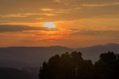 Endonezya, Bali 'de Altın Gün Batımı Dağ Siluetleri