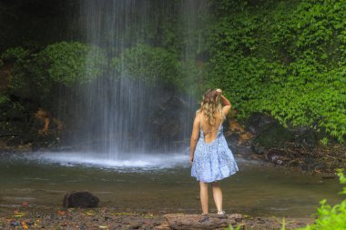 Banyu 'nun Önünde Duran Kadın Wana Amertha Şelalesi Lush Tropikal Ormanı, Bali