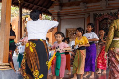 Endonezya 'da, Bali Tapınağı' nda Geleneksel Bale Dansı Yapan Çocuklar