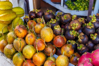 Tutku Meyvesi, Mangosteen, Starfruit ve Ejderha Meyvesi Tropikal Piyasa Stall 'da