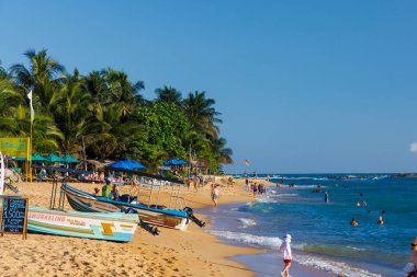 Unawatuna Plajı 'nda güneşli bir gün Sahilde yüzen Turistlerle, Sri Lanka