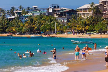 Unawatuna Plajı 'nda güneşli bir gün Sahilde yüzen Turistlerle, Sri Lanka