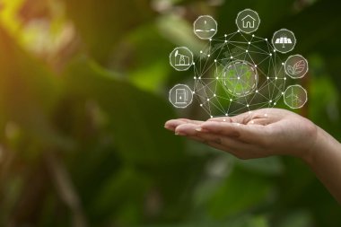 Çevre simgeleriyle el ele tutuşan teknoloji, yeşil arkaplanda Ağ bağlantısı üzerinden.